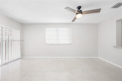 Villa ou maison à louer à Miami, Floride: 4 chambres, 161.65 m2 № 2079390 - photo 12