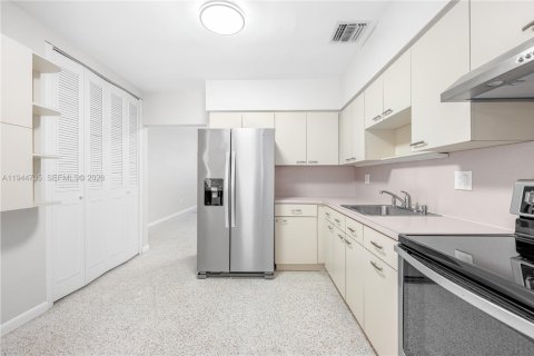 Villa ou maison à louer à Miami, Floride: 4 chambres, 161.65 m2 № 2079390 - photo 7