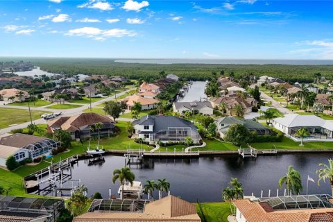 Villa ou maison à vendre à Punta Gorda, Floride: 5 chambres, 285.02 m2 № 2419655 - photo 10