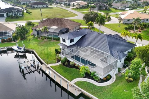 Villa ou maison à vendre à Punta Gorda, Floride: 5 chambres, 285.02 m2 № 2419655 - photo 2
