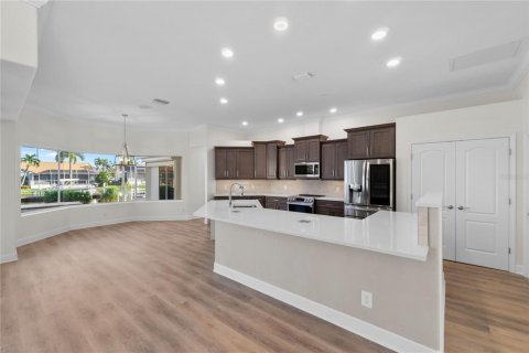 Villa ou maison à vendre à Punta Gorda, Floride: 5 chambres, 285.02 m2 № 2419655 - photo 5