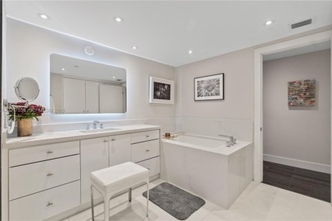 Copropriété à vendre à Miami, Floride: 3 chambres, 234.3 m2 № 2167899 - photo 19