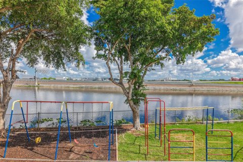 Copropriété à vendre à Miami, Floride: 3 chambres, 95.13 m2 № 1956100 - photo 28