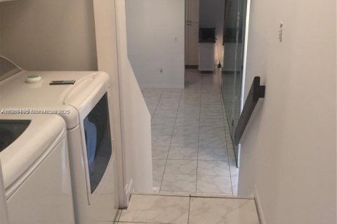 Villa ou maison à louer à Cutler Bay, Floride: 3 chambres, 153.29 m2 № 1994248 - photo 4