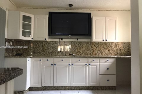 Villa ou maison à louer à Cutler Bay, Floride: 3 chambres, 153.29 m2 № 1994248 - photo 2