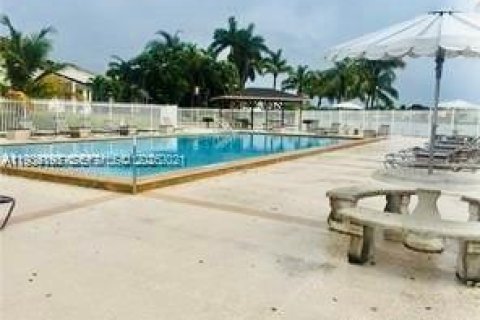 Villa ou maison à louer à Cutler Bay, Floride: 3 chambres, 153.29 m2 № 1994248 - photo 5