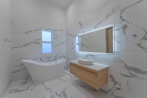 Casa en venta en Hallandale Beach, Florida, 5 dormitorios, 185.8 m2 № 1714522 - foto 11
