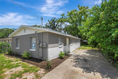 House in Tampa, Florida 4 bedrooms, 120.4 sq.m. № 2227616 - photo 2