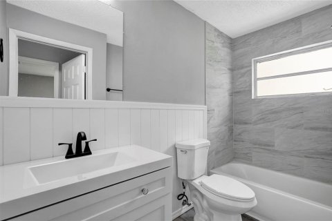 House in Tampa, Florida 4 bedrooms, 120.4 sq.m. № 2227616 - photo 18