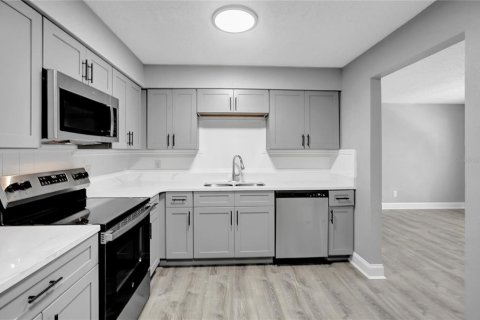 House in Tampa, Florida 4 bedrooms, 120.4 sq.m. № 2227616 - photo 13