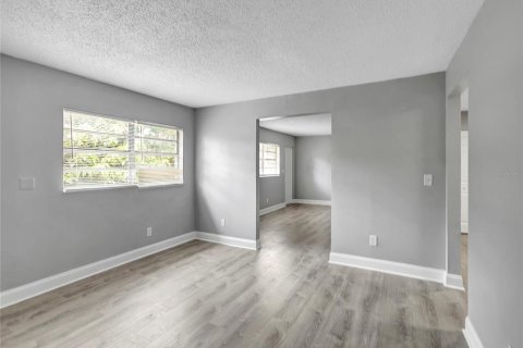 House in Tampa, Florida 4 bedrooms, 120.4 sq.m. № 2227616 - photo 9
