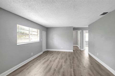 House in Tampa, Florida 4 bedrooms, 120.4 sq.m. № 2227616 - photo 3