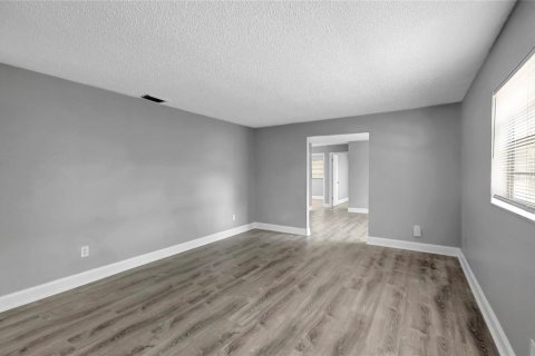 House in Tampa, Florida 4 bedrooms, 120.4 sq.m. № 2227616 - photo 6