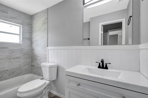 House in Tampa, Florida 4 bedrooms, 120.4 sq.m. № 2227616 - photo 26