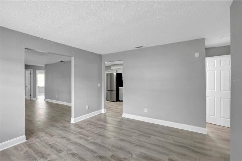 House in Tampa, Florida 4 bedrooms, 120.4 sq.m. № 2227616 - photo 8