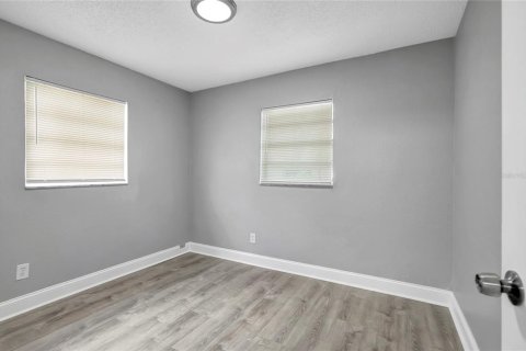 House in Tampa, Florida 4 bedrooms, 120.4 sq.m. № 2227616 - photo 17