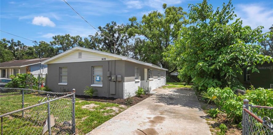 House in Tampa, Florida 4 bedrooms, 120.4 sq.m. № 2227616