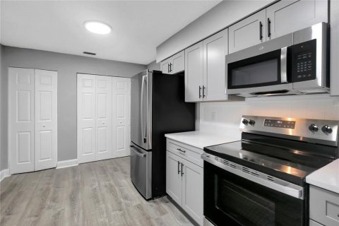 House in Tampa, Florida 4 bedrooms, 120.4 sq.m. № 2227616 - photo 15