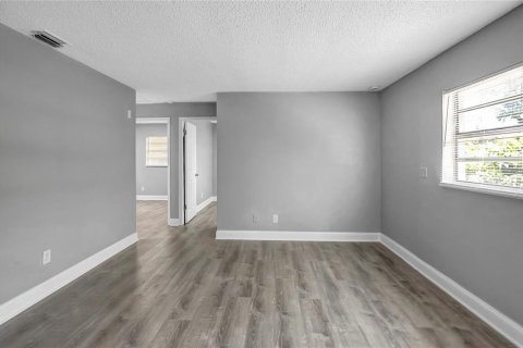 House in Tampa, Florida 4 bedrooms, 120.4 sq.m. № 2227616 - photo 7