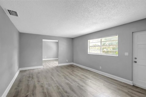 House in Tampa, Florida 4 bedrooms, 120.4 sq.m. № 2227616 - photo 5