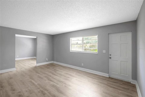 House in Tampa, Florida 4 bedrooms, 120.4 sq.m. № 2227616 - photo 4