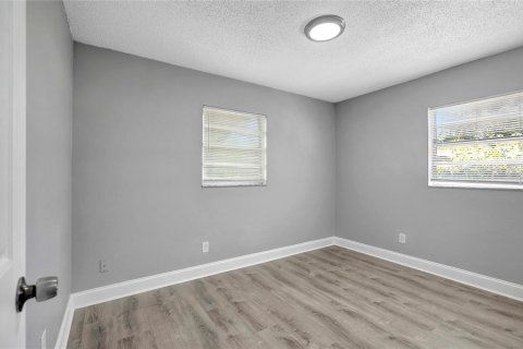 House in Tampa, Florida 4 bedrooms, 120.4 sq.m. № 2227616 - photo 20