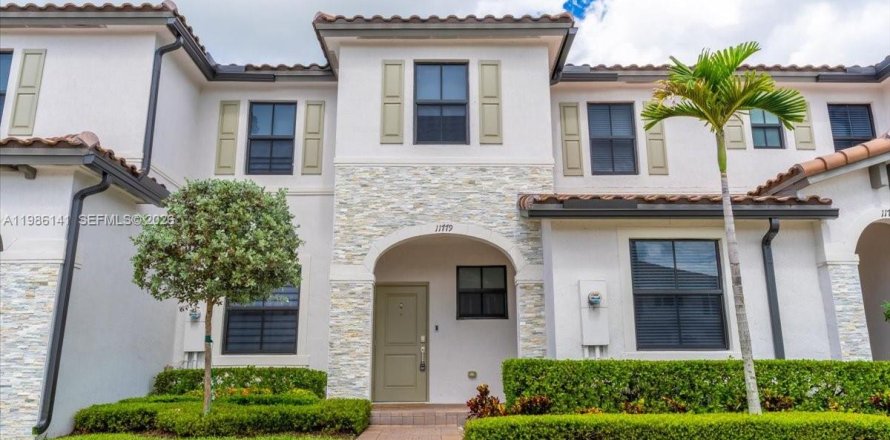 Townhouse in Homestead, Florida 3 bedrooms, 137.77 sq.m. № 2048139
