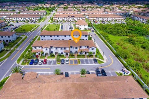 Townhouse in Homestead, Florida 3 bedrooms, 137.77 sq.m. № 2048139 - photo 4