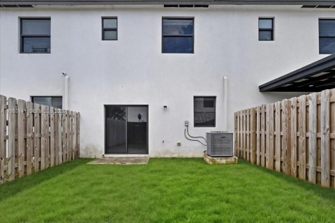 Townhouse in Homestead, Florida 3 bedrooms, 137.77 sq.m. № 2048139 - photo 2