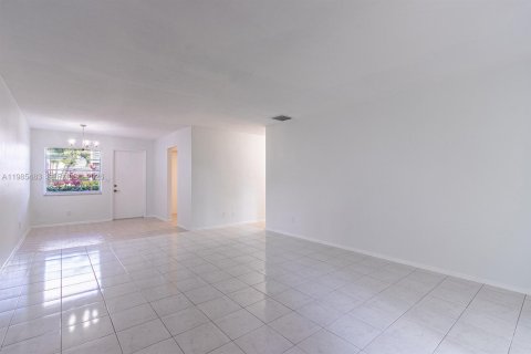 Снять в аренду кондоминиум в Халландейл-Бич, Флорида 1 спальня, 66.89м2, № 2050920 - фото 3