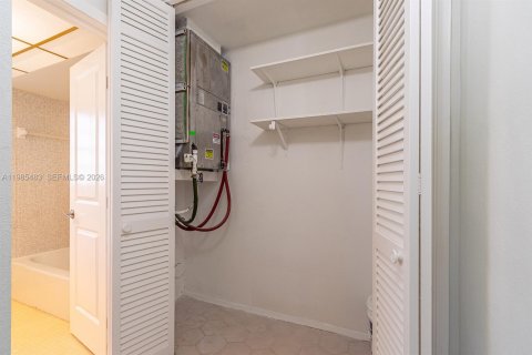 Снять в аренду кондоминиум в Халландейл-Бич, Флорида 1 спальня, 66.89м2, № 2050920 - фото 13