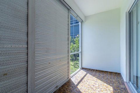 Снять в аренду кондоминиум в Халландейл-Бич, Флорида 1 спальня, 66.89м2, № 2050920 - фото 17