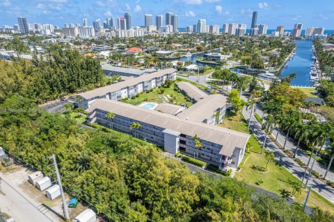 Кондоминиум с 1 спальней в Халландейл-Бич, Флорида № 2050920