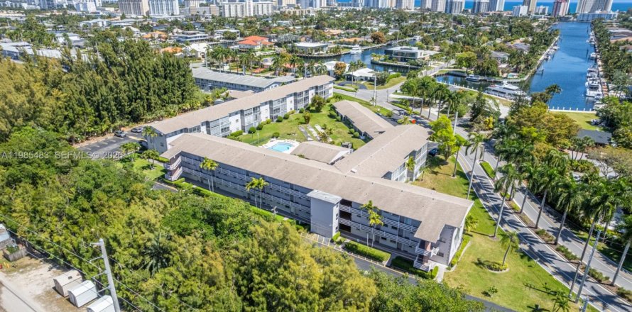 Кондоминиум с 1 спальней в Халландейл-Бич, Флорида № 2050920