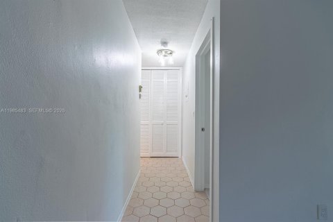 Снять в аренду кондоминиум в Халландейл-Бич, Флорида 1 спальня, 66.89м2, № 2050920 - фото 9