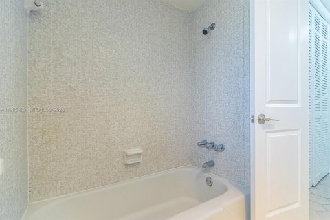 Снять в аренду кондоминиум в Халландейл-Бич, Флорида 1 спальня, 66.89м2, № 2050920 - фото 15