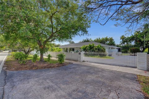Casa en venta en Pinecrest, Florida, 4 dormitorios, 224.92 m2 № 1647028 - foto 1