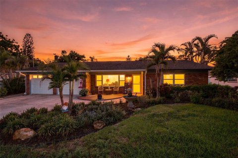 House in Brandon, Florida 3 bedrooms, 163.88 sq.m. № 2359146