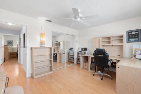 House in Coral Springs, Florida 3 bedrooms, 166.2 sq.m. № 1825709 - photo 15