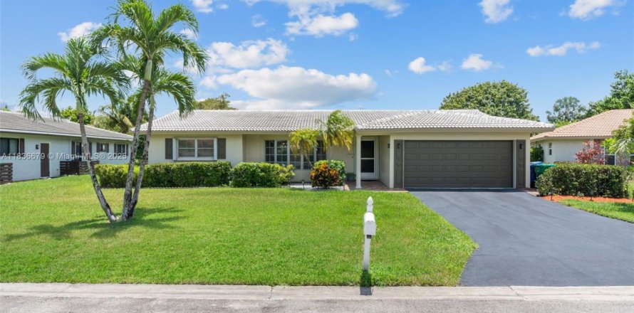 House in Coral Springs, Florida 3 bedrooms, 166.2 sq.m. № 1825709