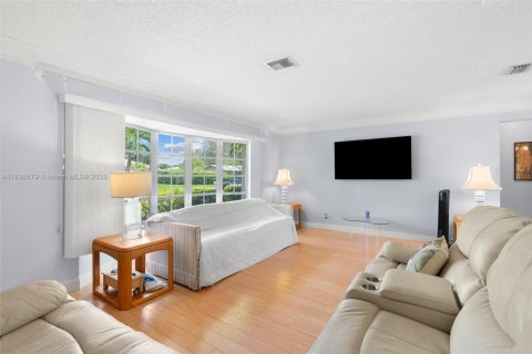 House in Coral Springs, Florida 3 bedrooms, 166.2 sq.m. № 1825709 - photo 3