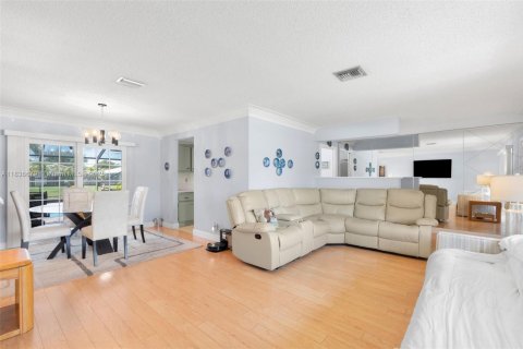 House in Coral Springs, Florida 3 bedrooms, 166.2 sq.m. № 1825709 - photo 12