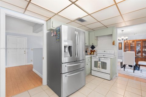 House in Coral Springs, Florida 3 bedrooms, 166.2 sq.m. № 1825709 - photo 7