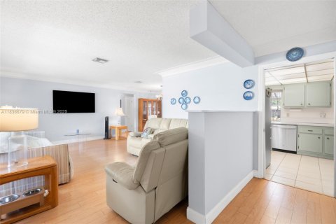 House in Coral Springs, Florida 3 bedrooms, 166.2 sq.m. № 1825709 - photo 2