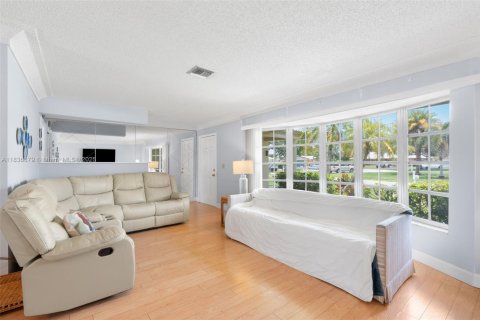 House in Coral Springs, Florida 3 bedrooms, 166.2 sq.m. № 1825709 - photo 11