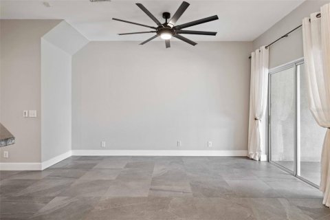Townhouse in Saint Petersburg, Florida 3 bedrooms, 124.77 sq.m. № 1789822 - photo 5