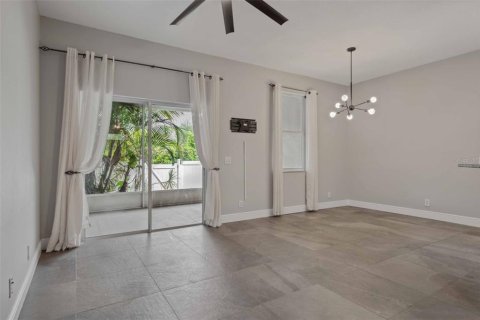 Townhouse in Saint Petersburg, Florida 3 bedrooms, 124.77 sq.m. № 1789822 - photo 6