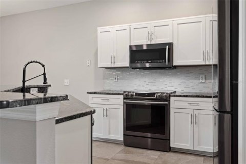 Townhouse in Saint Petersburg, Florida 3 bedrooms, 124.77 sq.m. № 1789822 - photo 11
