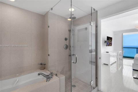 Condo in Miami Beach, Florida, 2 bedrooms  № 2154860 - photo 26