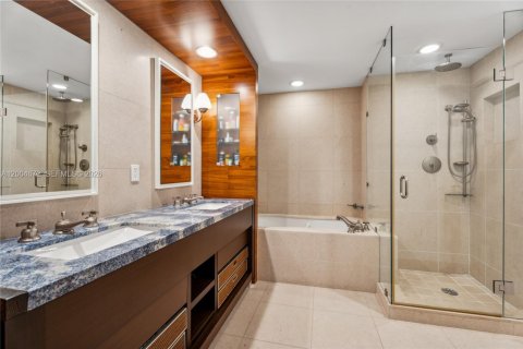 Condo in Miami Beach, Florida, 2 bedrooms  № 2154860 - photo 20